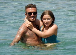 Con gái 9 tuổi làm nũng bố Becks