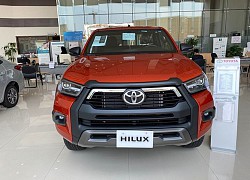 Đại lý ồ ạt chào cọc Toyota Hilux 2021 tại Việt Nam: Giá dự kiến không đổi, đầu xe giống RAV4, đe doạ Ford Ranger