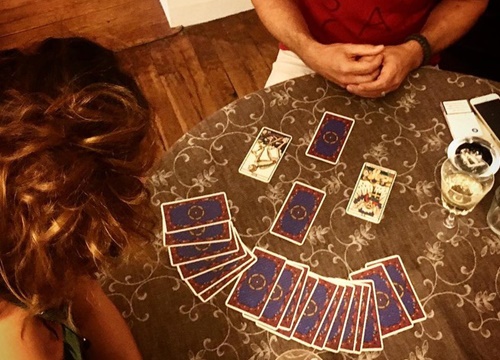 Đừng quá dò đoán về tương lai, thử xem Tarot như trò chuyện cùng một người bạn