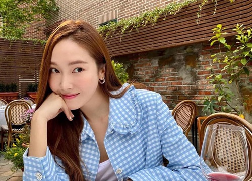 Hôm trước vừa đi chơi thân thiết, nay Jennie - Jessica lại diện áo đôi: Jennie xinh muốn xỉu nhưng mix đồ "sai quá sai"