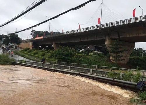 Mưa lớn, cầu Đắk Nông bị ngập lụt