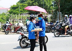 Những 'chiến binh áo xanh' đội nắng phát nước mát cho thí sinh, phụ huynh