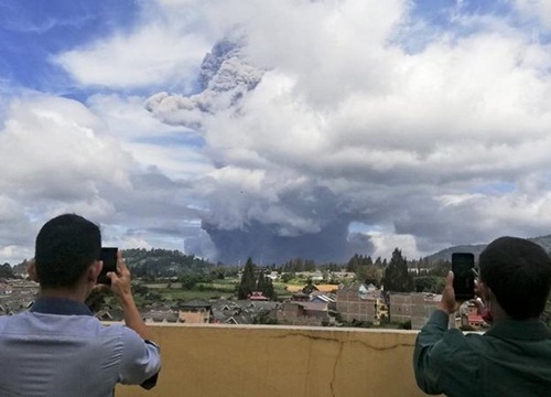 Núi lửa Sinabung phun trào ở Indonesia, tro bụi bay cao tới 5.000 m