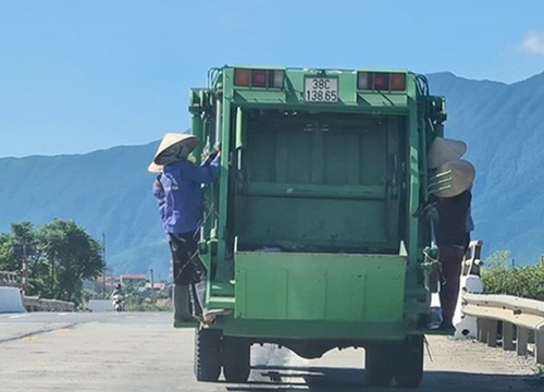 Tài xế xe rác cho 4 công nhân đu bám chạy trên đường bị tước bằng lái