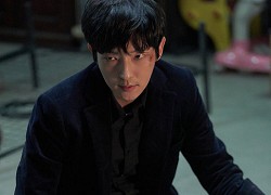 Lee Jun Ki cười muốn sập bệnh viện khi nhìn "vợ" lóng ngóng bế con ở hậu trường "Flower of Evil"