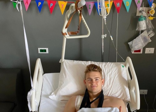 De Ligt đón sinh nhật tuổi 21 trên giường bệnh