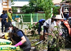 Đệ nhất phu nhân Hàn Quốc giúp dân dọn dẹp sau lũ