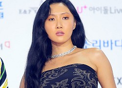 Hwasa quấn khăn thành áo, Yuna mặc crop top khoe eo thon