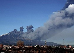 Italy: Núi lửa Etna 'thức giấc,' phun tro bụi khắp đảo Sicily