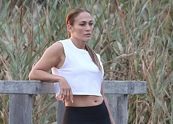 Jennifer Lopez mặc đồ khỏe khoắn ngồi thiền trên bãi biển