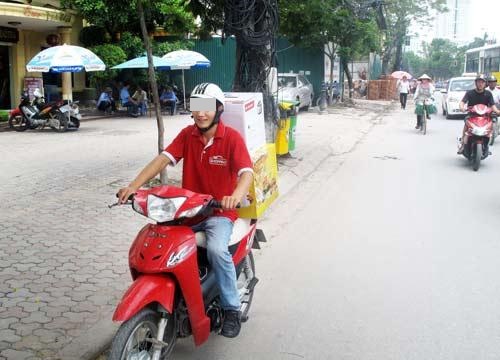 Khách đặt hàng xong ngủ quên không mở cửa nào ngờ gặp anh shipper có tâm, đứng hát "tưng bừng" nguyên cả xóm để đánh thức gia chủ