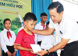 Khánh Hòa: Trao học bổng cho học sinh, sinh viên nghèo hiếu học