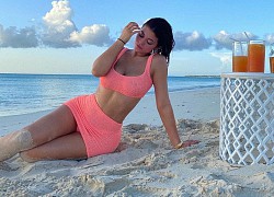 Kylie Jenner khoe body nóng bỏng, ai dè mặt mộc chiếm spotlight vì khác hẳn thảm họa 4 tháng trước