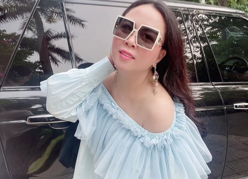 Phượng Chanel diện áo trễ vai voan bèo, mong manh nhẹ nhàng như gái 18