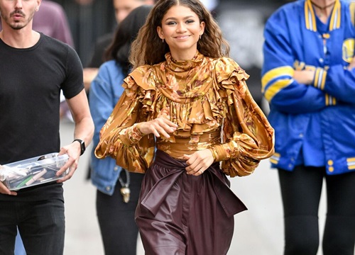 Street style đơn giản mà chất của 'tắc kè hoa' Zendaya