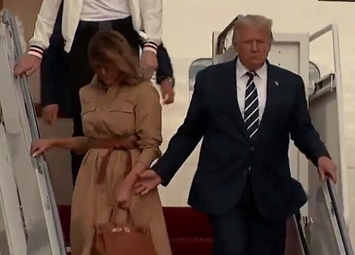 Bà Melania liên tục gạt tay chồng