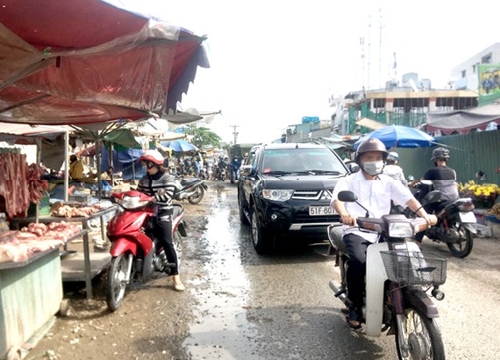 Chợ tự phát "mọc" giữa công trường