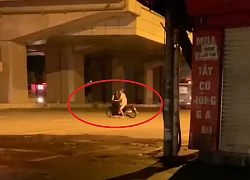 Clip: Cặp đôi dựng xe giữa đường cãi nhau, các tài xế chạy qua phải "căng mắt" né tránh