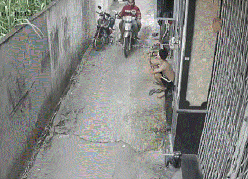 CLIP: Pha giật điện thoại "nhanh như chớp" trong ngõ hẹp, hành động của tên cướp mới táo tợn