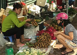 Gặp khó vì dịch COVID -19, nhãn giá rẻ tràn ngập đường phố Thủ đô