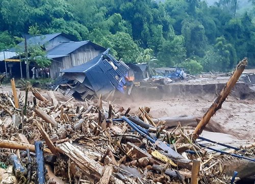 Lũ quét cuốn trôi nhiều ngôi nhà ở Điện Biên