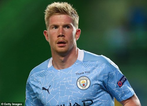 Nhạc trưởng Bruyne được an ủi trong ngày Man City tủi hổ