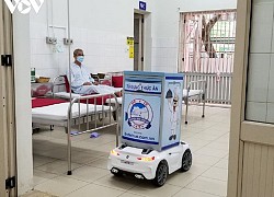 Robot chăm sóc bệnh nhân mắc Covid-19 tại Huế