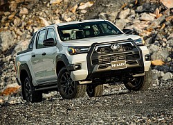 Tăng giá 35 triệu đồng, Toyota Hilux 2020 có hấp dẫn hơn Ford Ranger?