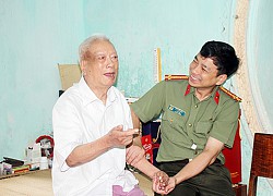 Tri ân, thăm hỏi nguyên lãnh đạo Công an tỉnh Hòa Bình