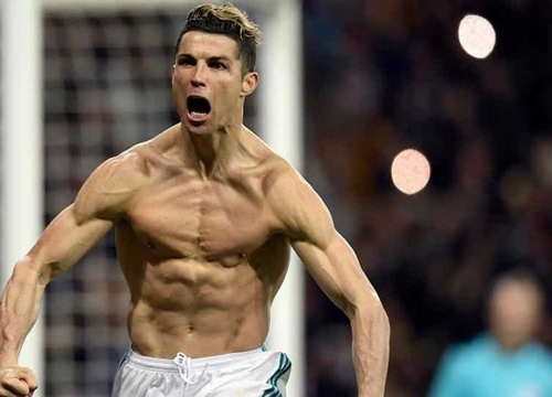 Trổ tài bơi lặn, C.Ronaldo tự phong mình làm... thần biển