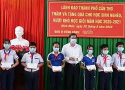 Tặng quà học sinh nghèo, vượt khó học giỏi