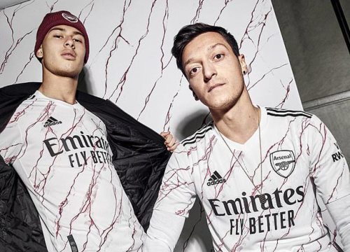 Arsenal dùng chiêu lạ khoe áo đấu mới, fan sốc nặng với huyền thoại