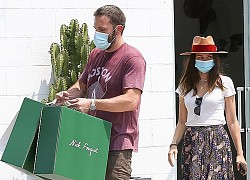 Ben Affleck và bạn gái xinh đẹp thể hiện tình cảm khi đi mua sắm cùng nhau