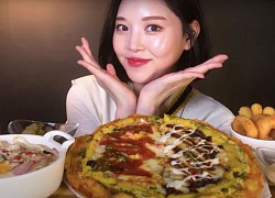 Bị "bắt quả tang" nhè đồ ăn ra ngay trong clip mukbang của mình, YouTuber người Hàn càng bị lên án dữ dội