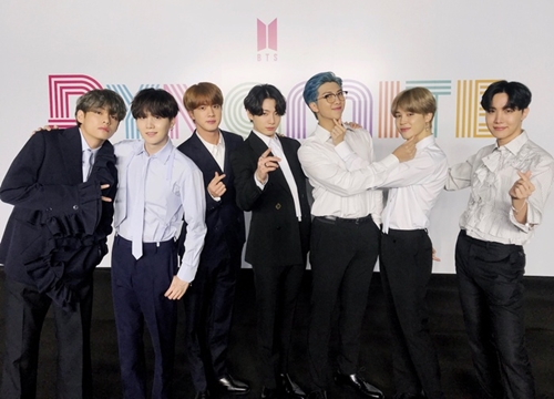 BTS lộ diện sau 7 tháng 'ở ẩn': RM chuẩn soái ca sơ mi trắng, V - Jin và Jungkook tựa nam thần