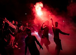 Cổ động viên PSG ăn mừng tưng bừng sau khi vào chung kết Champions League