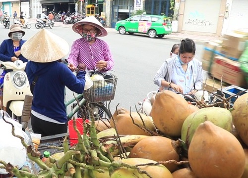 Cô gái đâm thẳng vào xe chở dừa khiến 2 người đàn ông "đứng hình", camera bóc hành động lạ trước đó