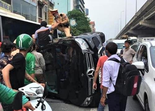 Giải cứu tài xế mắc kẹt trong ô tô lật nghiêng sau tai nạn