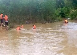 Hai mẹ con bị lũ cuốn trôi cùng ô tô, tìm thấy thi thể người mẹ