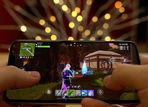 iPhone cài sẵn Fortnite bán giá 10.000 USD trên eBay