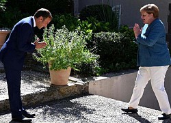 Macron và Merkel chắp tay chào kiểu Ấn Độ