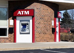 Máy ATM tự động nhả tiền khi bị hack