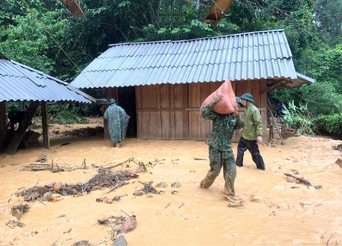 Mưa lũ 6 người chết, hàng trăm hộ dân phải di dời khẩn cấp