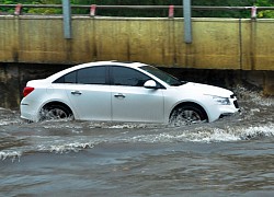 Mùa mưa bão, lái ô tô tránh để tránh thủy kích kẻo tốn cả trăm triệu sửa