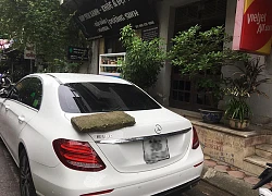 "Phiến đá rêu xanh" nằm chềnh ềnh trên đuôi xe Mercedes tiền tỷ, nghi do nguyên nhân rất phổ biến với các tài xế