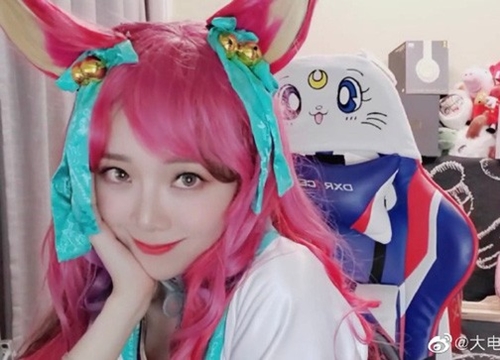 Tập tành cosplay Ahri, nữ thần Candice lại khiến fan chết mệt với style 'cưa sừng làm nghé' trên stream