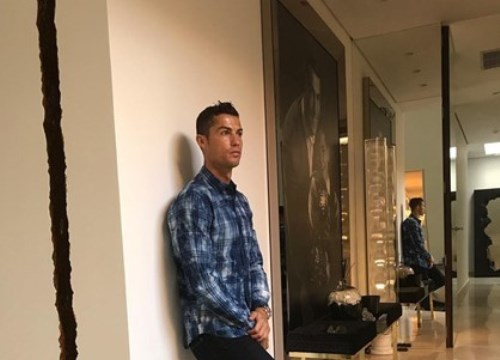 Tin HOT bóng đá sáng 21/8: Ronaldo cùng mỹ nữ diện áo đấu mới lạ mắt