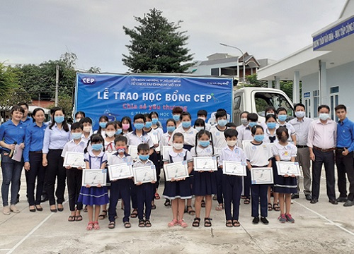 Trao học bổng CEP cho học sinh nghèo hiếu học