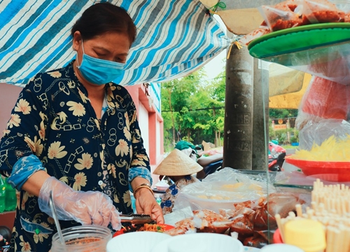 Xe bánh tráng và trứng vữa chấm của cô Bùi Thị Ngọt khiến bao người mê