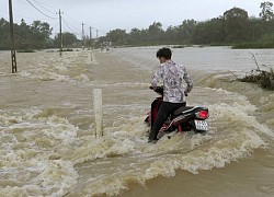 Báo động thương vong do chủ quan vượt đập tràn mùa lũ